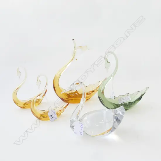 FIVE GLASS SWANS, ONE BROKEN, FROM 250 TO 150mm