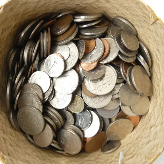 COLLAR BOX FULL OF MIXED COINS