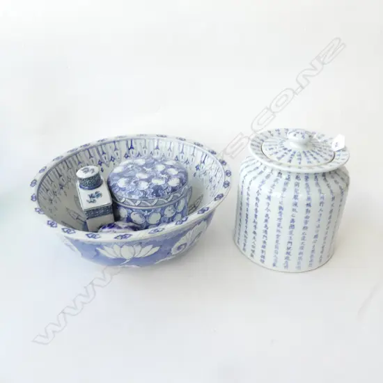 5 B/W PCES; LG BOWL 360mm dia, 3 LIDDED CONTAINERS, BALL