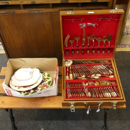LARGE THAI BRASS BOXED CUTLERY SET & BOX OF VARIOUS PLATES 