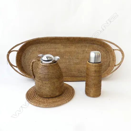 4 PCES RATTAN; LG OVAL TRAY 790x325mm, MAT, 2 THERMOS
