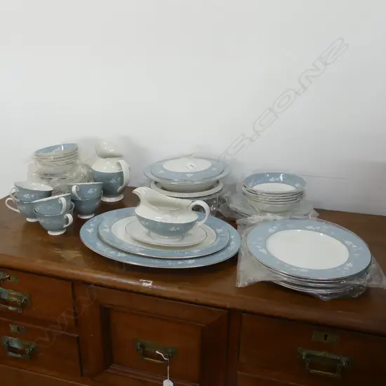 ROYAL DOULTON 'REFLECTION' DINNER SERVICE