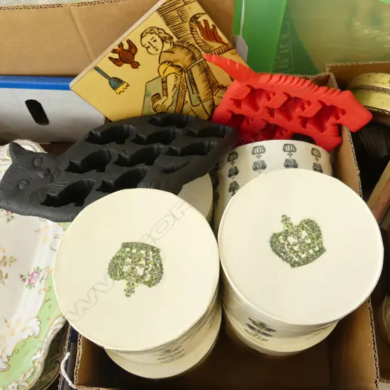 CHRISTOPHER VINE MUGS (BOXED), ICE CUBE TRAYS, TILE