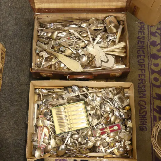 SUITCASE OF PLATED CUTLERY & BOX OF PLATED TEASPOONS 