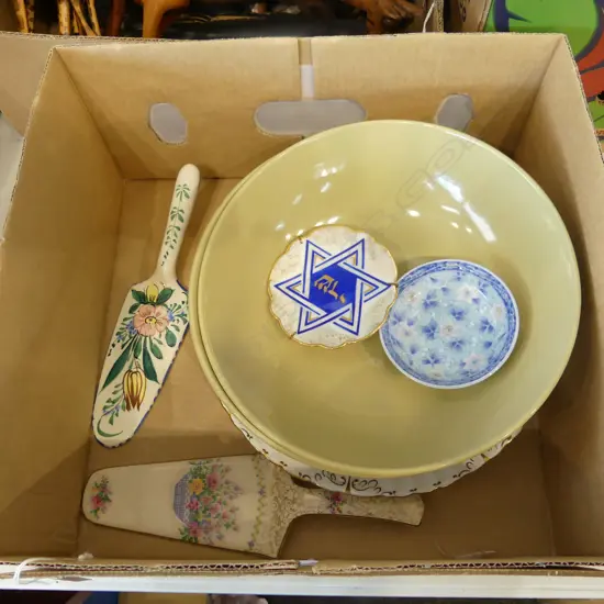 COLLECTION OF ASSORTED CHINA the large bowls probably Crown Lynn