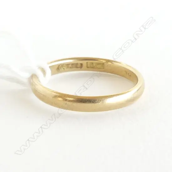 18ct VINTAGE GOLD BAND RING 2.4gms SIZE L 1/2