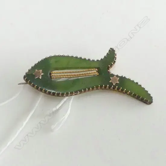 EARLY 20thC GREENSTONE LYRE SHAPED BROOCH