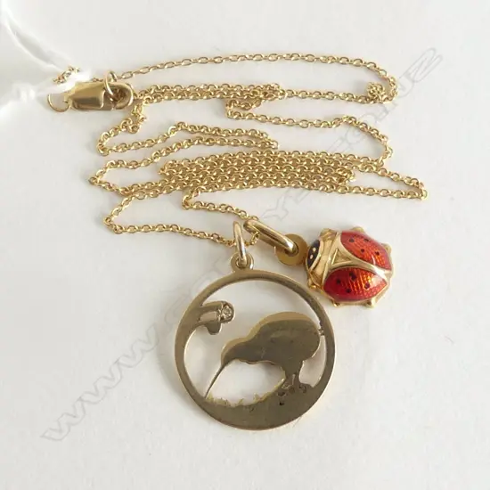 9ct NECKLACE w. 2 9CT CHARMS; KIWI & LADYBUG 3.9gms