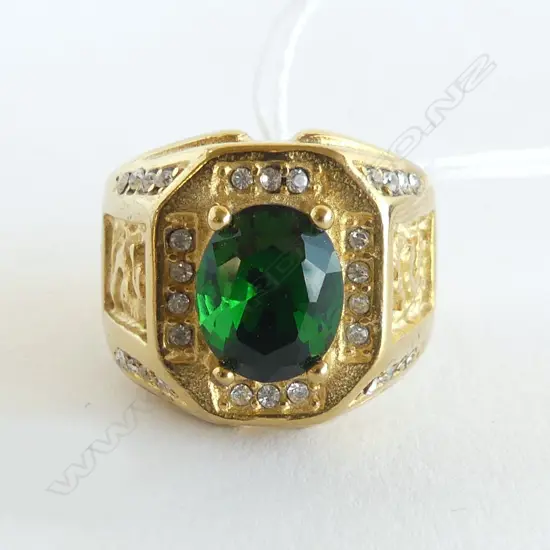 GENTS 18k GOLD PLATED RING w CENTRAL FACET CUT FAUX EMERALD, SIZE U