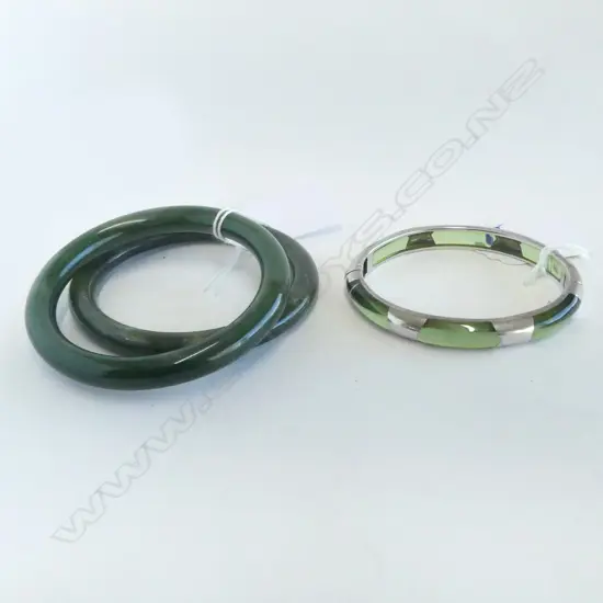 2 GREENSTONE BANGLES & SILVER & RESIN HINGED SNAP BANGLE