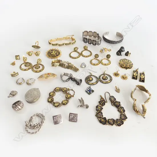 ASST. ORIENTAL / THAI GOLD TONED JEWELLERY SOME STG