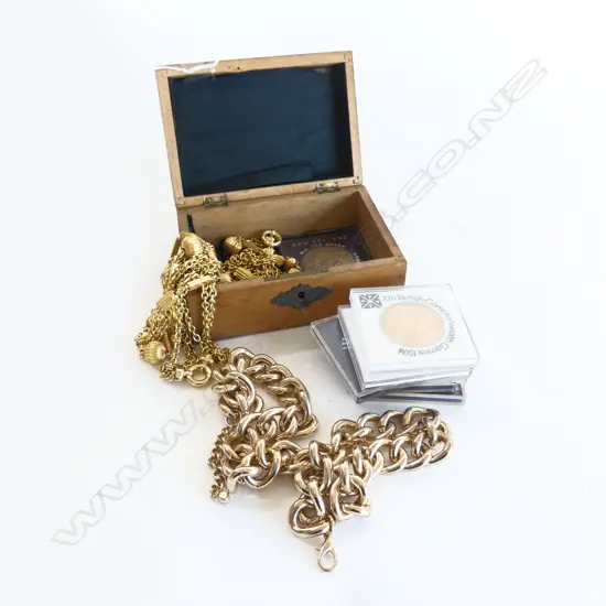 SMALL BOX WITH FIVE CASED NICKEL COINS & TWO GOLD PLATED NECKLACES 