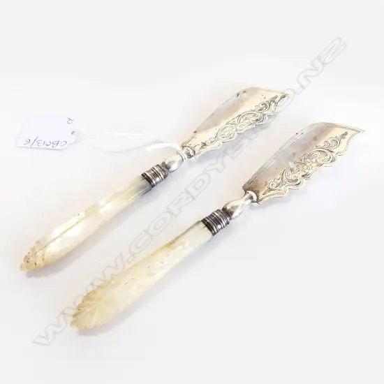 2 VICTORIAN STG SILVER BUTTER KNIVES w. MoP HANDLES L.175mm