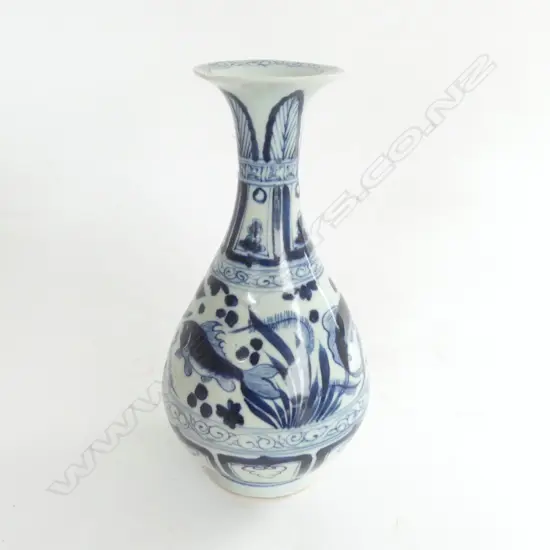 ORIENTAL B/W VASE, DECORATED w. FISH H.235mm