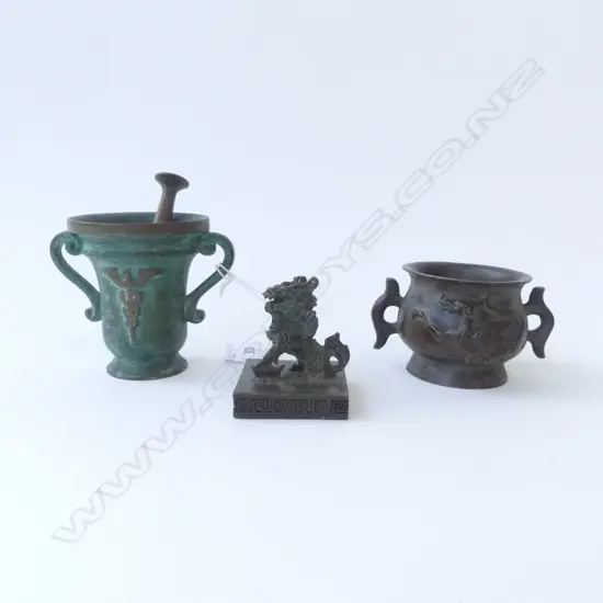 3 PCES ORIENTAL BRONZE; MORTAR & PESTLE H.70mm, POT & LION SEAL