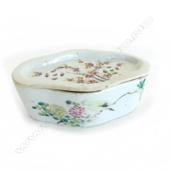 ANTIQUE CHINESE FAMILLE ROSE SINGING CRICKET LIDDED BOX L120MM