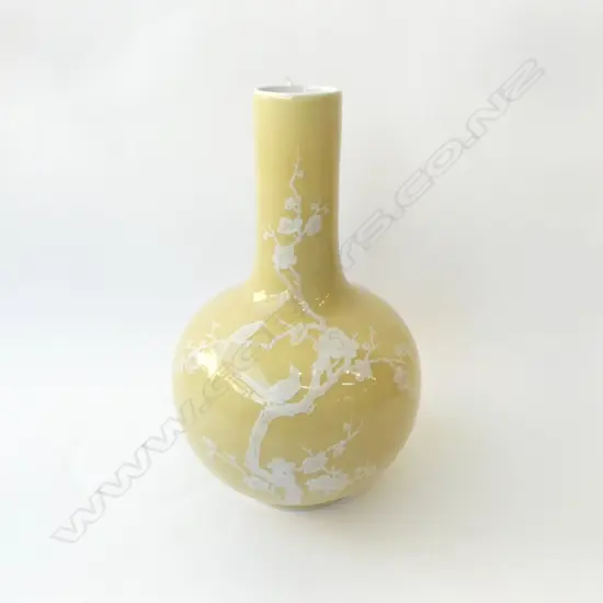 PALE YELLOW ORIENTAL VASE H.290mm