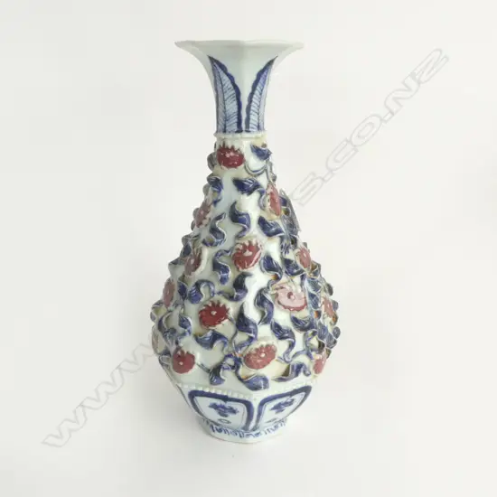 ORIENTAL VASE w. APPLIED FLORAL DECORATION H.310mm