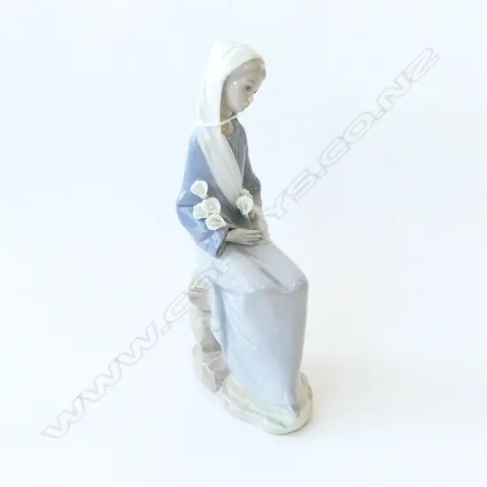 LLADRO FIGURE SEATED GIRL WITH LILYS H240MM