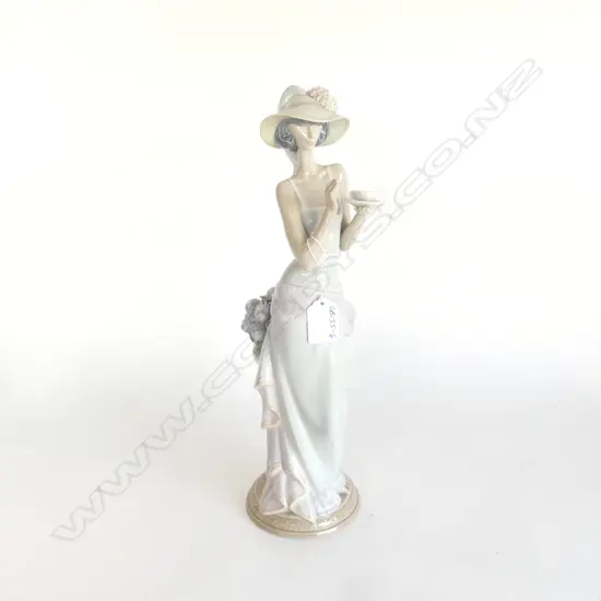 LLADRO 'WOMAN w COFFEE CUP' H.360mm