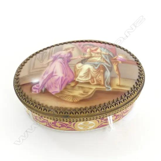 QUALITY EUROPEAN PORCELAIN BOX gilt metal rims & lining white dove to base L.80mm