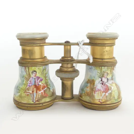 PR QUALITY ANTIQUE FRENCH H/PAINTED OPERA GLASSES romantic couple mop fittings