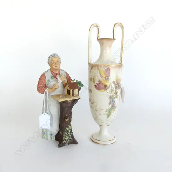 R/DOULTON LADY WITH BIRD FEEDER H200 & R/D VASE H270MM