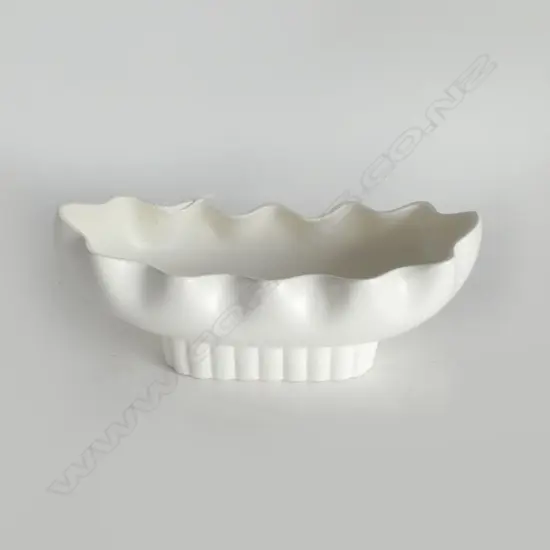 CROWN LYNN WHITE MOULDED TROUGH VASE w SCALLOPED EDGE & FOOT #699 L.280mm H.120mm