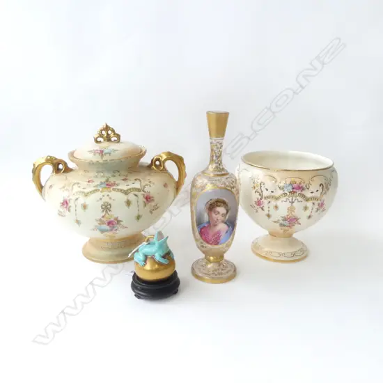 19thC COPELAND MINIATURE FROG JUG H.65mm (MOUTH CHIP) + 2 CROWN DEVON VASES & HAND PAINTED GLASS VASE H.220mm