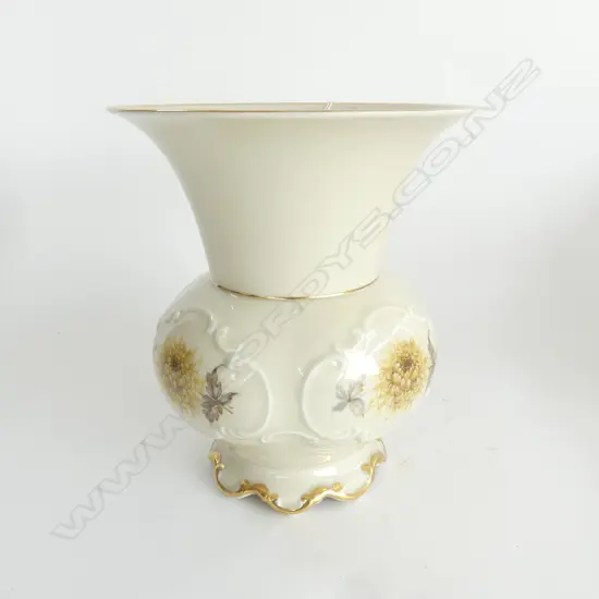 20thC GERMAN PORCELAIN HUTSCHENREUTHER VASE, HANDPAINTED GILT RIMMED, H.210mm