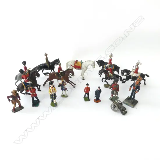 TRAY OF 17 VINTAGE LEAD MILITRY TOYS H70MM TALLEST