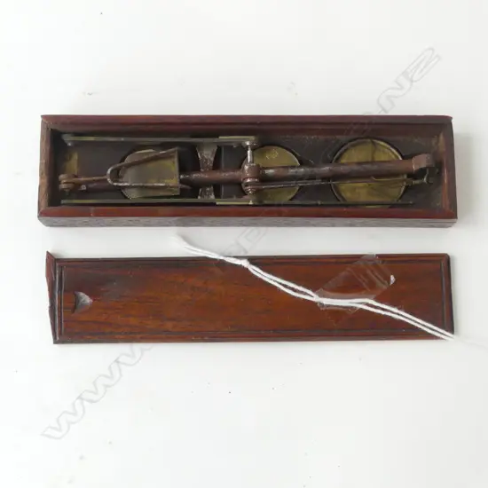 VICTORIAN MAHOGANY CASED TRAVELLING GOLD / SOVEREIGN SCALES brass fittings L.125mm