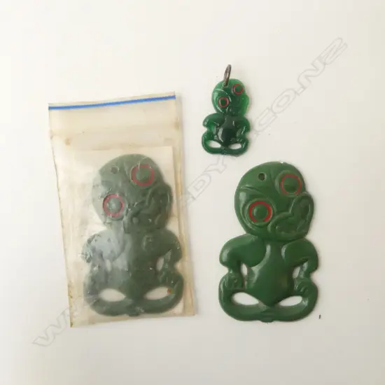 3 PLASTIC TIKIS; 2 AIR NZ H.65mm