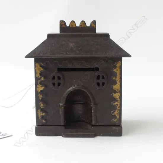 CAST IRON MONEY BANK, c.1900, AS OLD BANK WITH ARCHED DOORWAY. 70X50X90mm