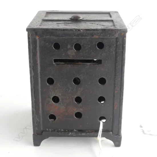 CAST IRON MONEY BANK, c.1900, AS AN OLD SAFE. 70X70X90mm