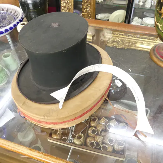 VINTAGE COLLAPABLE TOP HAT IN ORIGINAL BOX & COLLAR