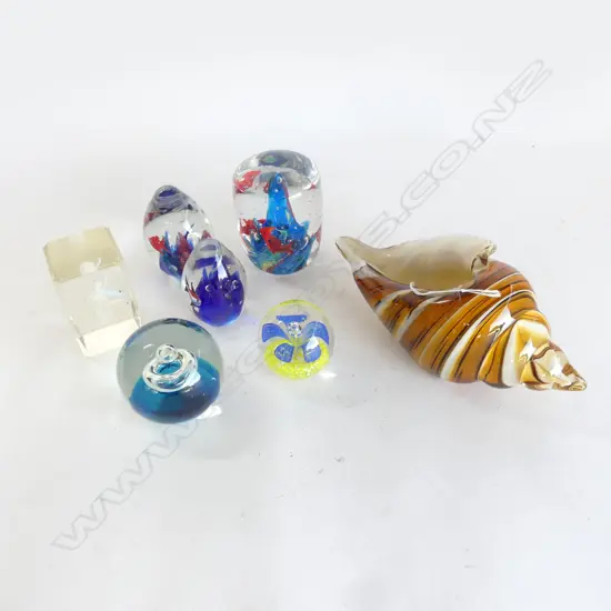 7 PCES ART GLASS; 6 PAPERWEIGHTS + SHELL L.225mm