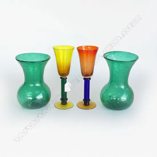 PR GREEN GLASS VASES H.195mm + 2 WINE GLASSES H.225mm