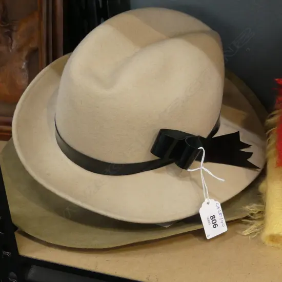 AKUBRA FELT HAT & LADYS FAWN FELT HAT