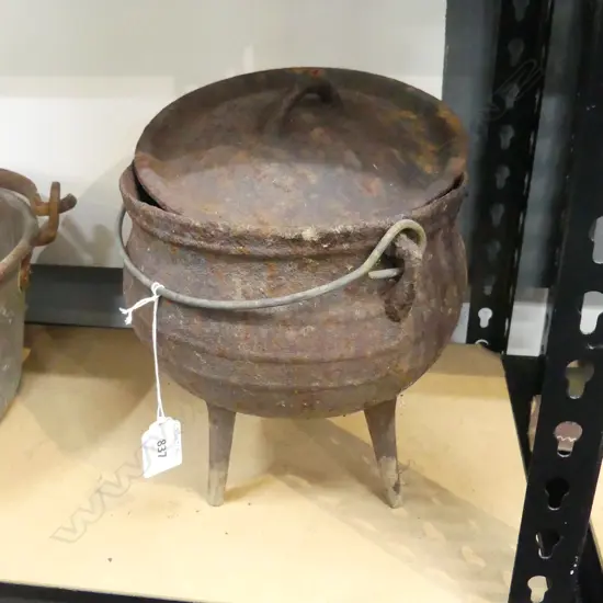 VINTAGE CAST IRON  SMALL SIZE LIDDED CAULDRON DIA 200MM