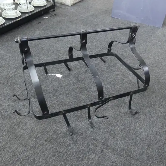 BLACK METAL POT HOLDER