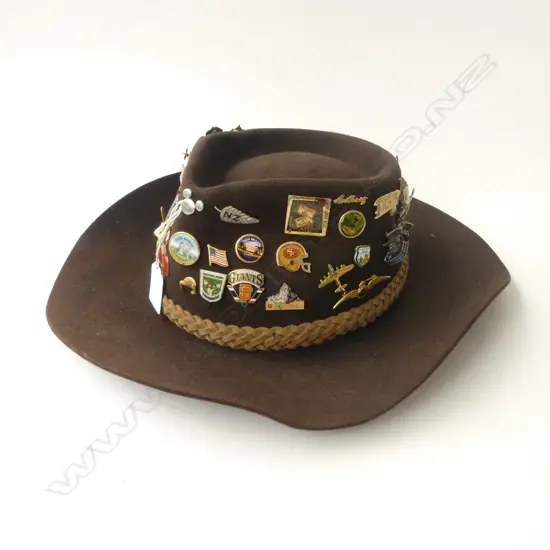 AUSTRALIAN BROWN FELT HAT w. ASST. BADGES