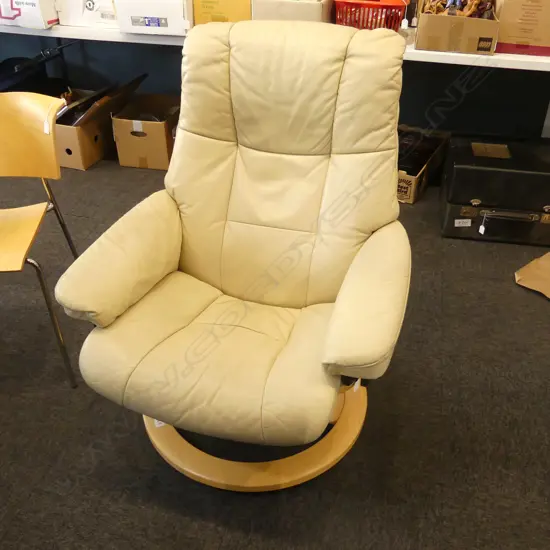 STRESSLESS WHITE LEATHER RECLINING ARMCHAIR