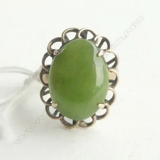 8ct GOLD & JADE RING 3.89gm  SIZE K 1/2