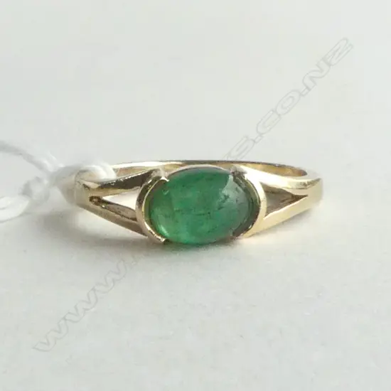 9ct CAB CUT EMERALD SET RING 2.2gm SIZE K