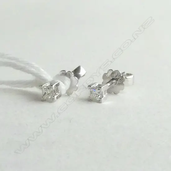 9ct GOLD & DIAMOND STUDS D=0.10ct