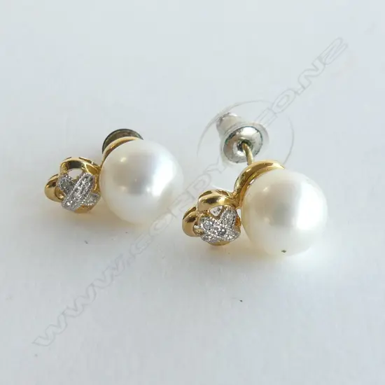18CT GOLD  DIAMOND & PEARL EARRINGS 5.3gms