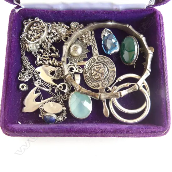 JEWELLERY BOX OF MIXED S/SILVER JEWELLERY