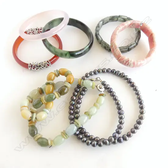 7 PCES JEWELLERY; 2 NECKLACES + 5 BRACELETS