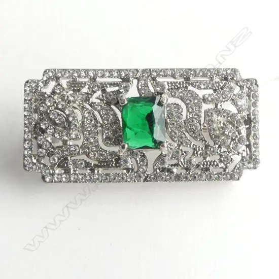 FAUX DECO DIAMOND & EMERALD COLOURED BAR BROOCH FAULTS TO CENTRE STONE